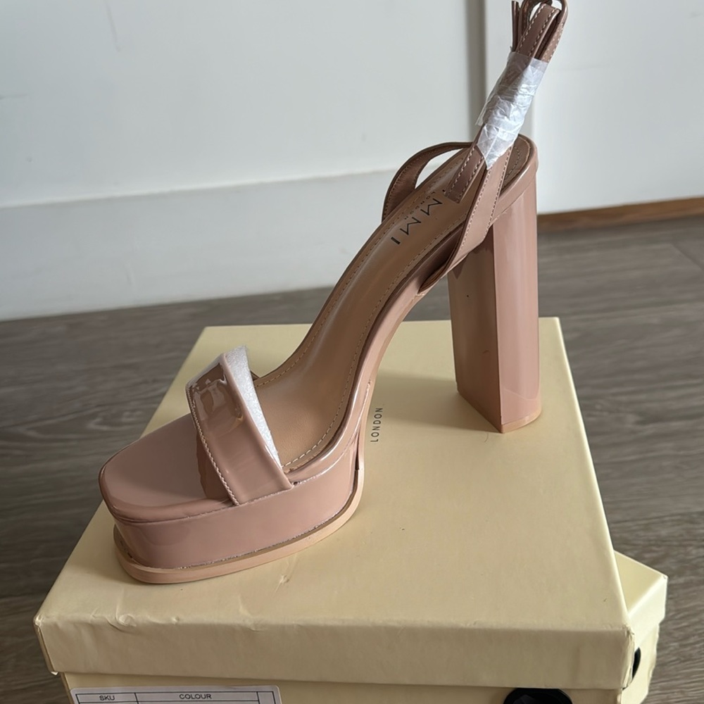 Simmi platform shoes in Nude. Size 7.